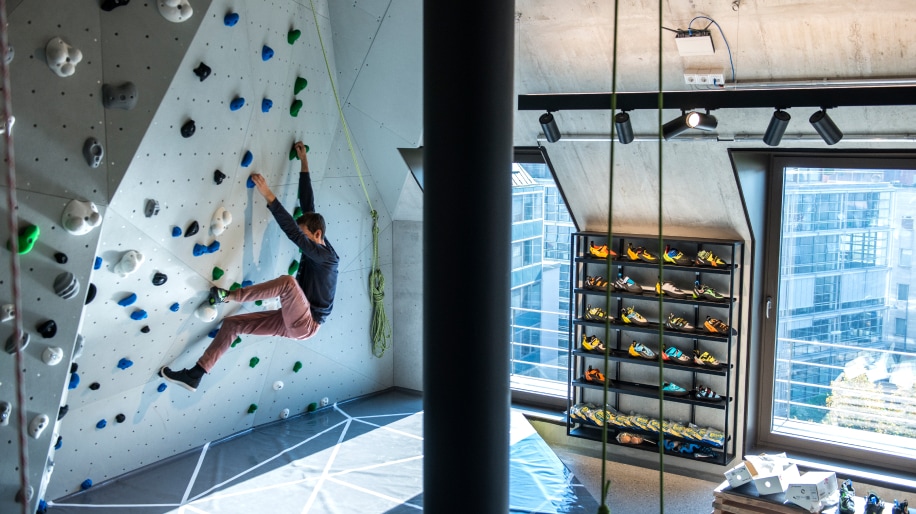 Boulderwand im Sporthaus Schuster