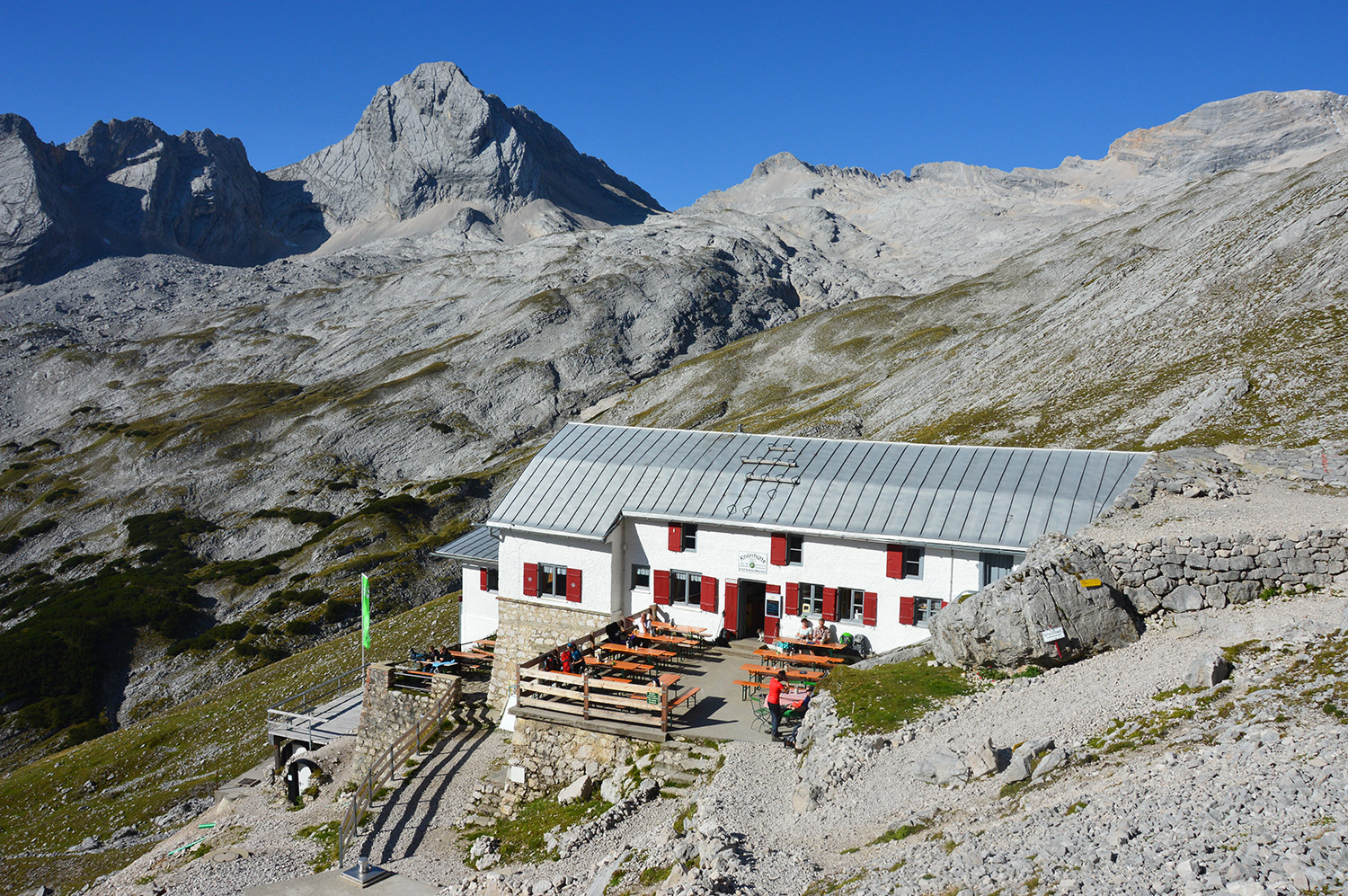 Bild Aufnahme der Knorrhütte in alpiner Hochgebirgslandschaft.