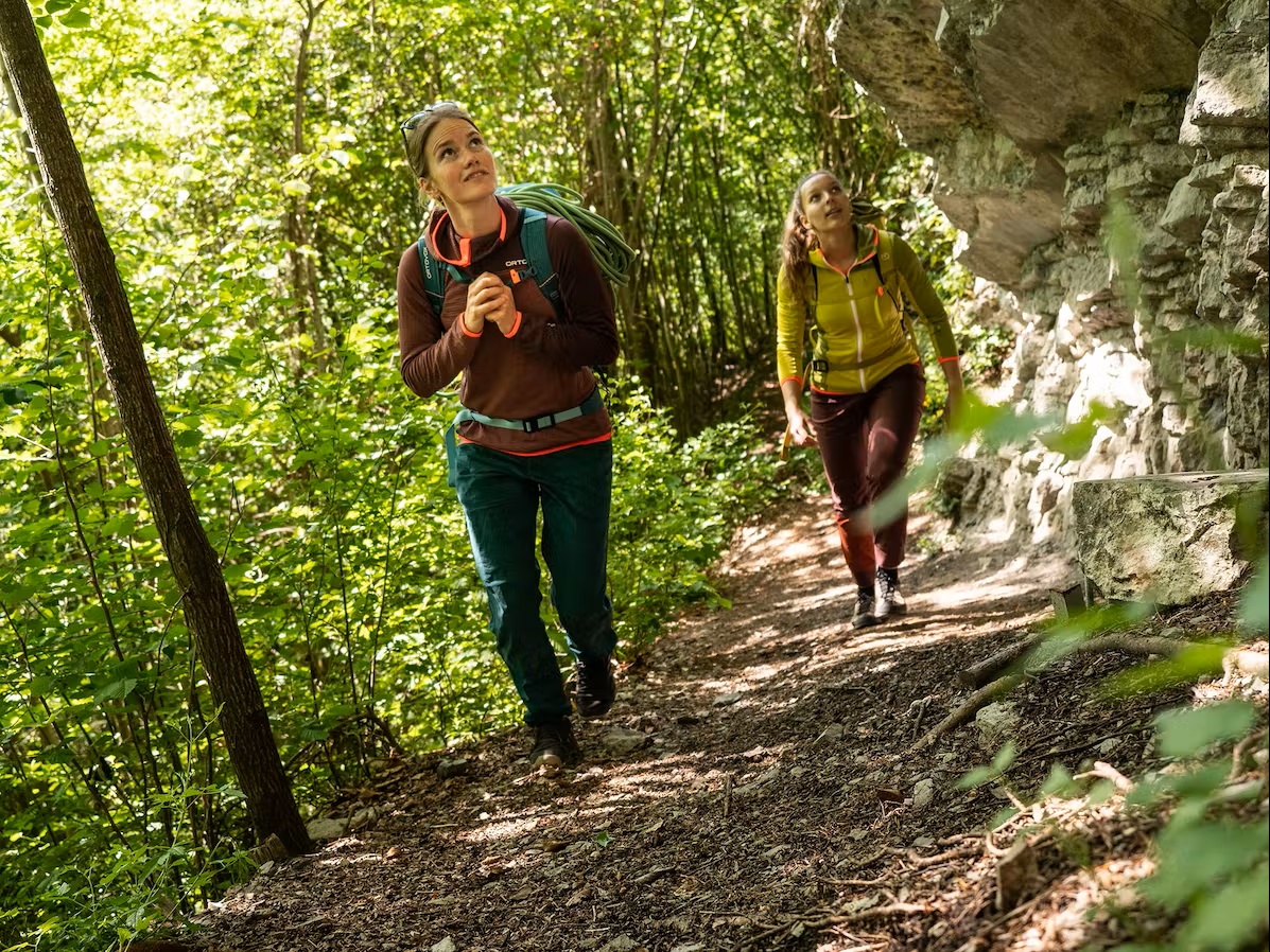 Bild Zwei Frauen schauen sich die Felsen an