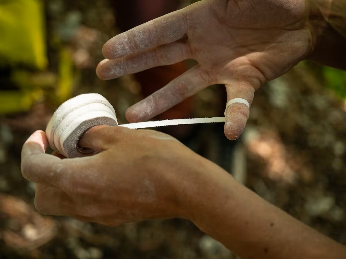 Bild Die Finger werden mit Tape vorbereitet