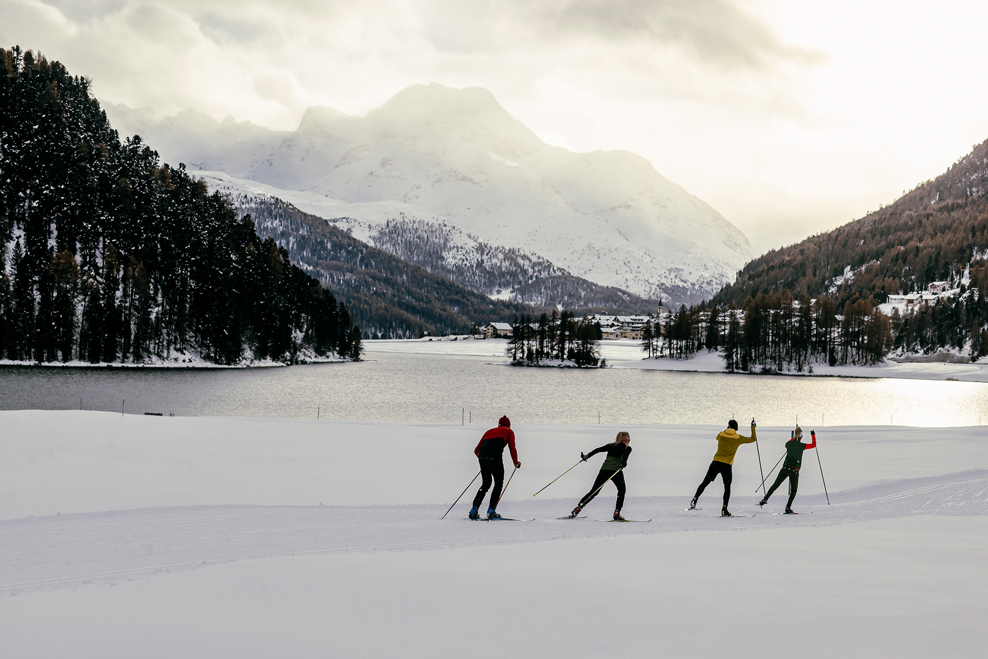 Bild Langlaeufer im Skating-Stil unterwegs im alpinen Ambiente.
