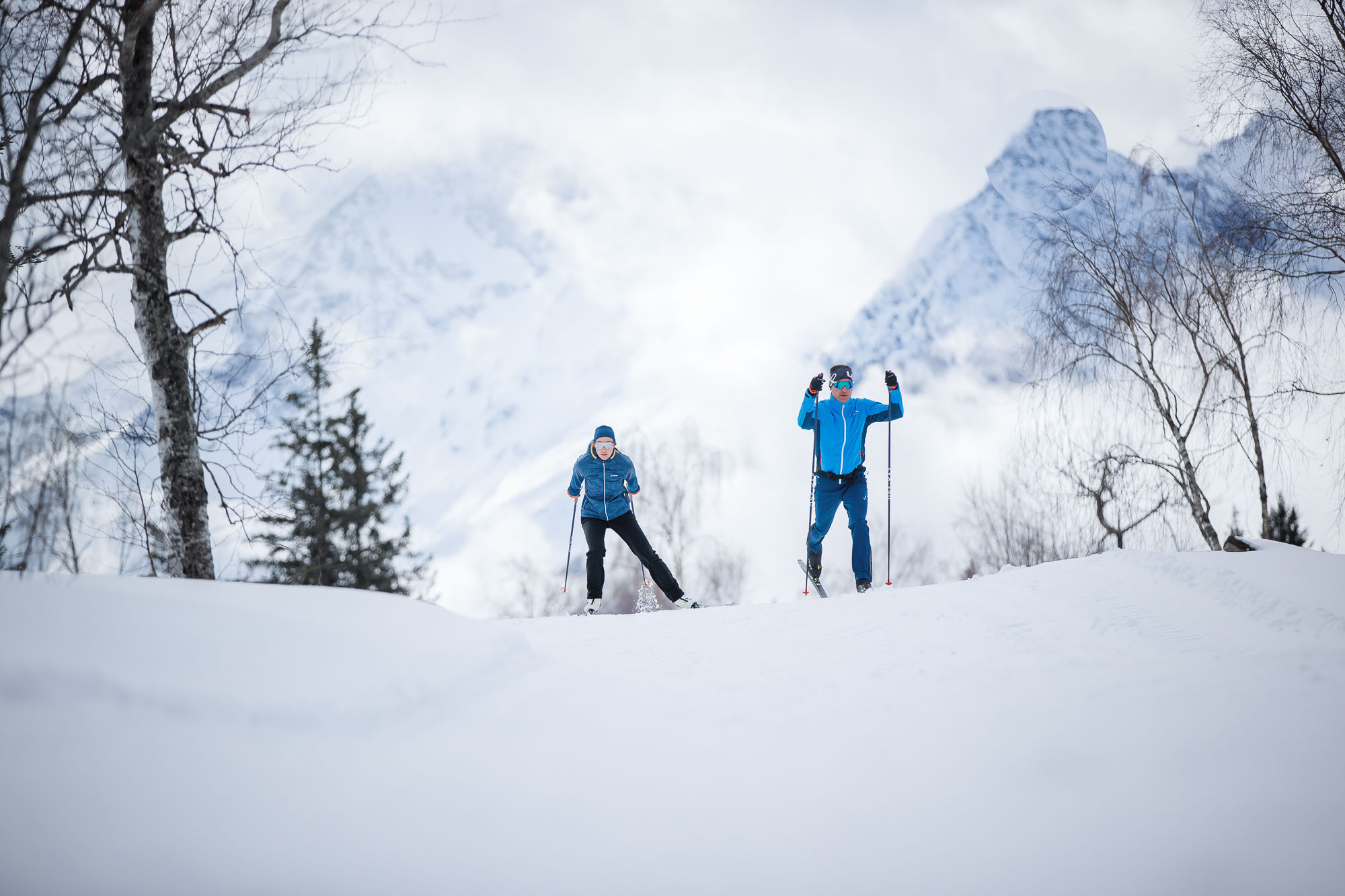 Zwei Langläufr*innen im Winter