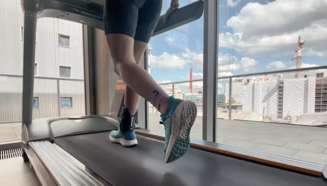 Bild Detailaufnahme von Beinen auf dem Laufband