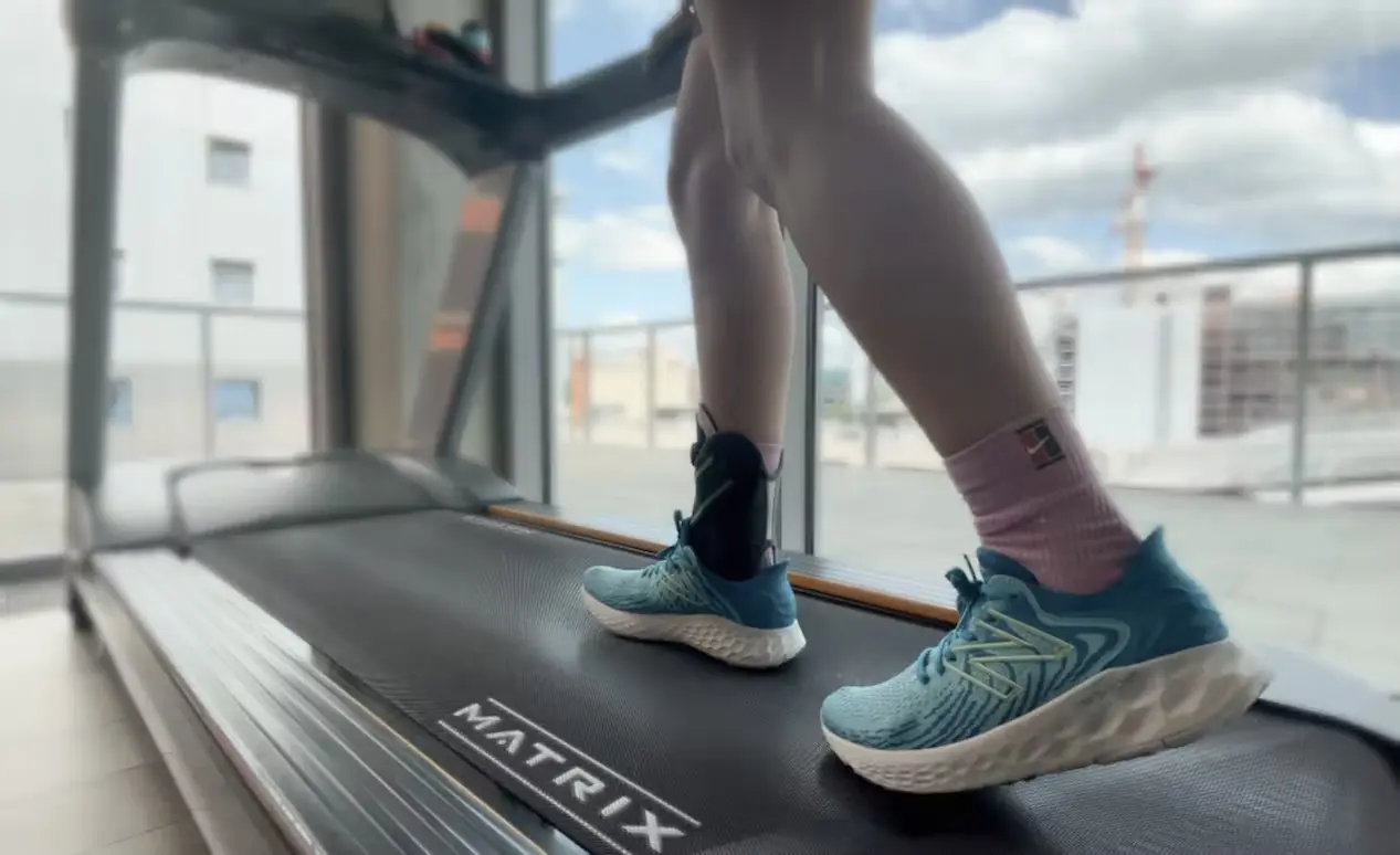 Bild Detailaufnahme von Beinen auf dem Laufband