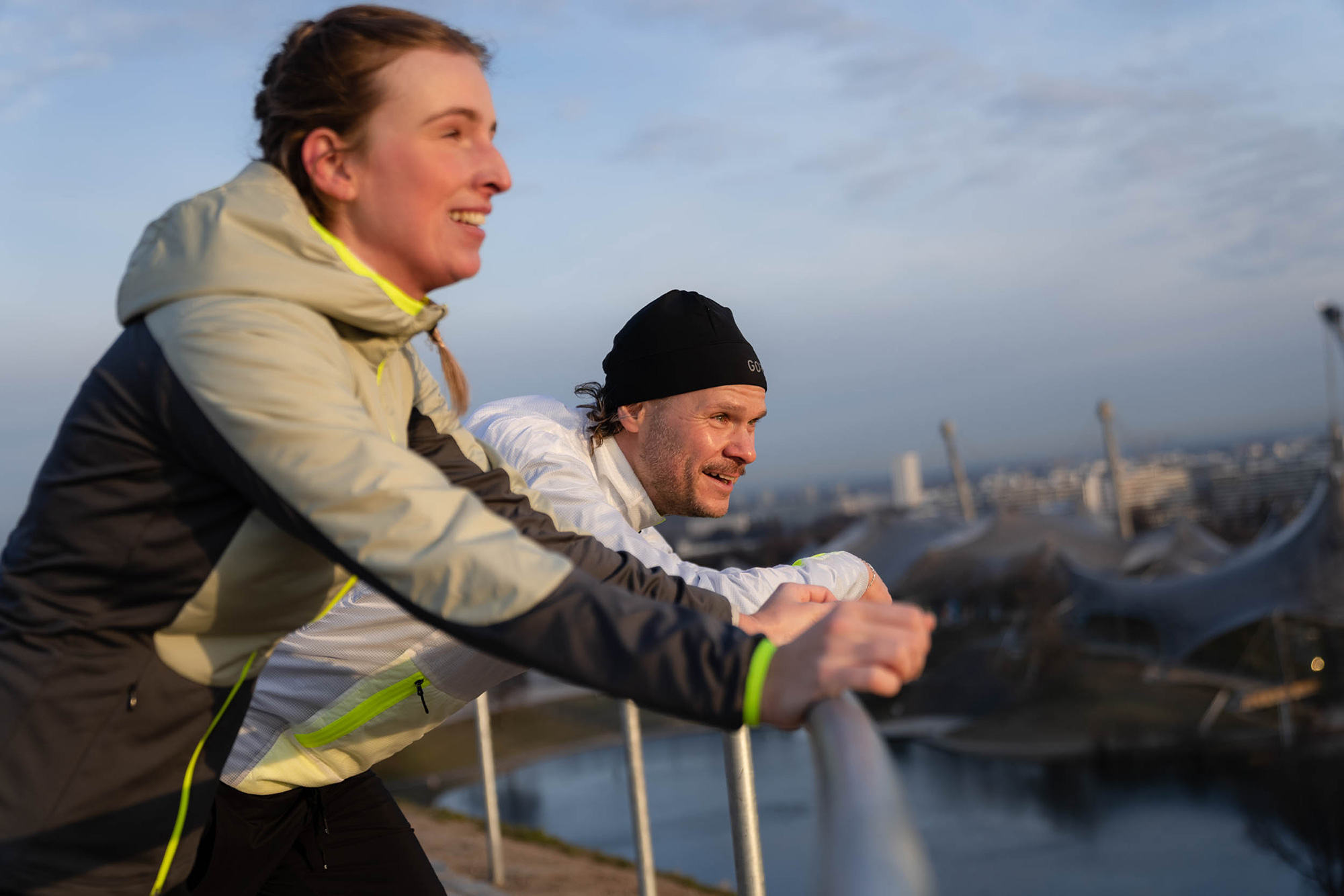 Zwei Läufer*innen im Olympiapark