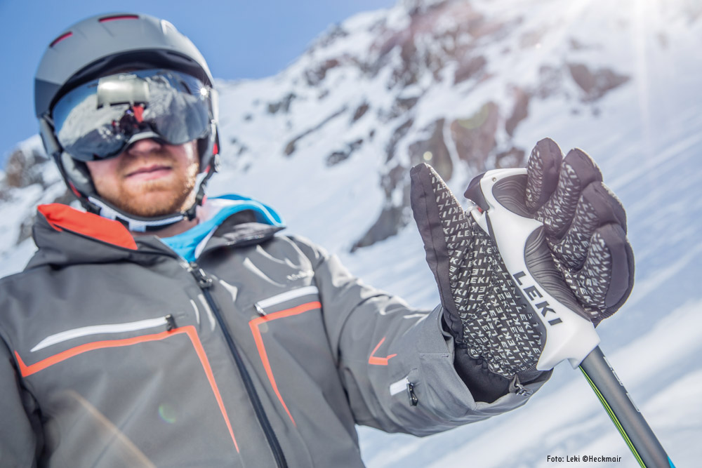 Bild Mann mit Skistock auf sonniger Piste