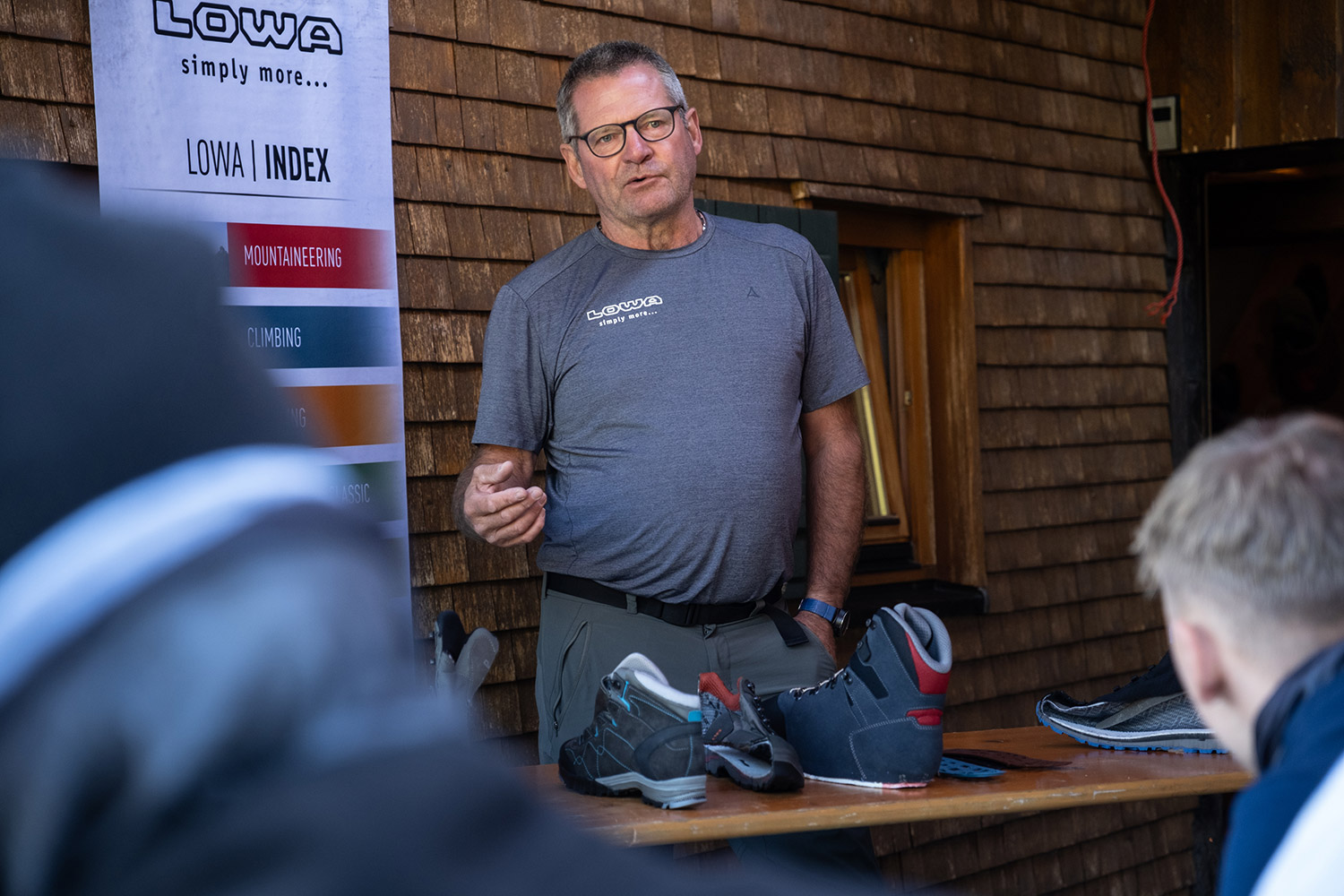 Bild Ein Mann steht neben einem LOWA Banner und erklärt etwas.