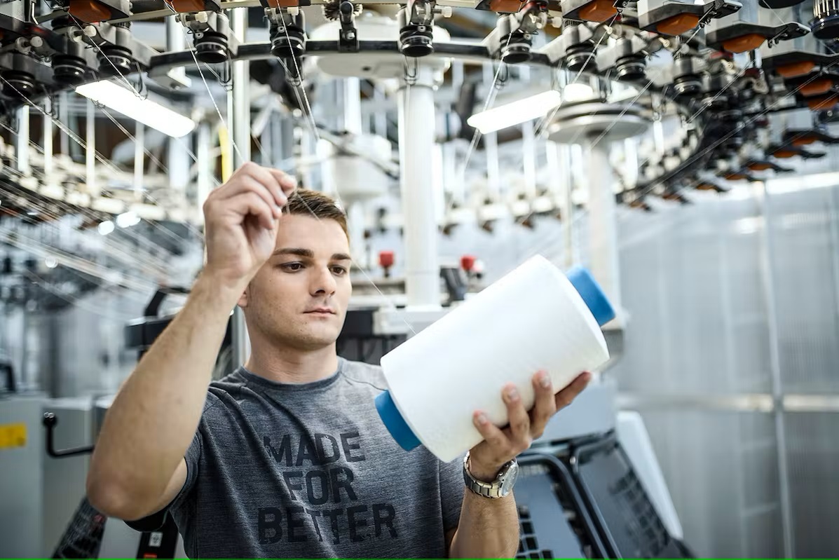 Bild Löffler Mitarbeiter arbeitet mit weißen Fäden 