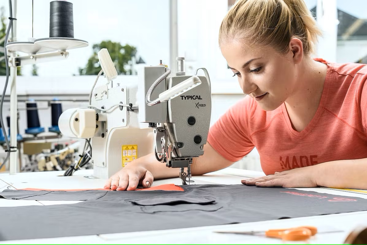 Bild Löffler Mitarbeiterin näht mit der Nähmaschine 