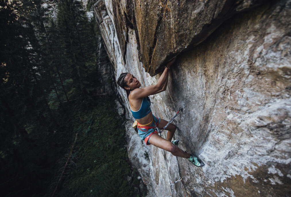Klettererin am Fels
