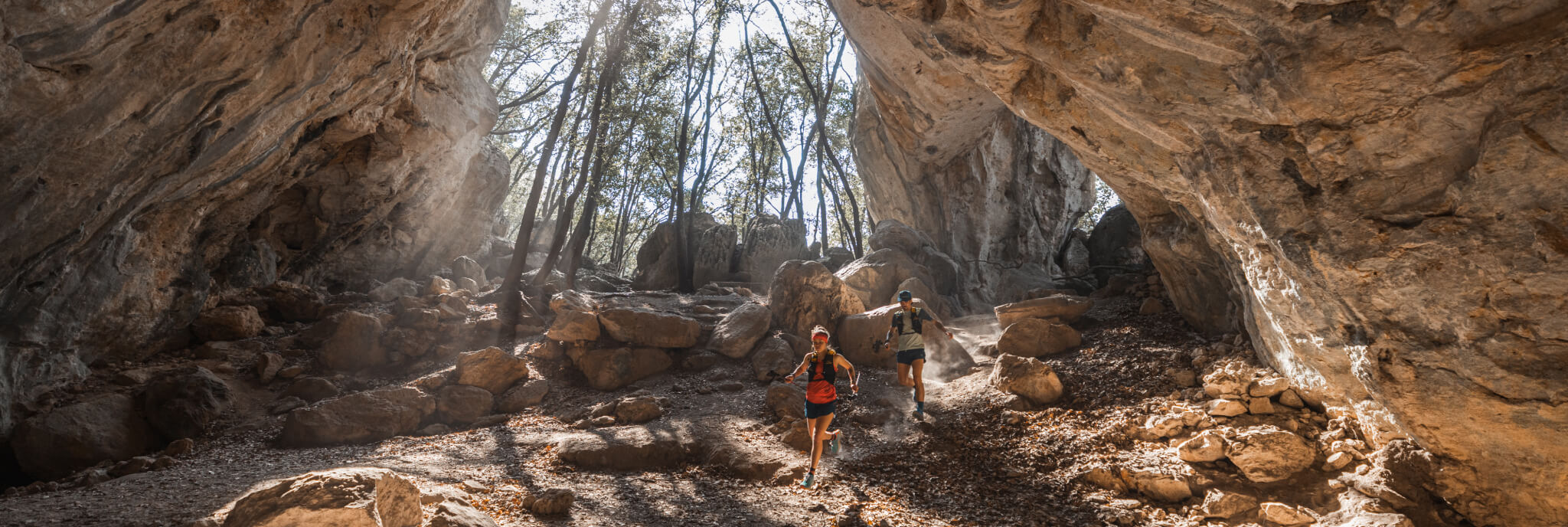 Zwei Trailrunner in felsigem Gelände
