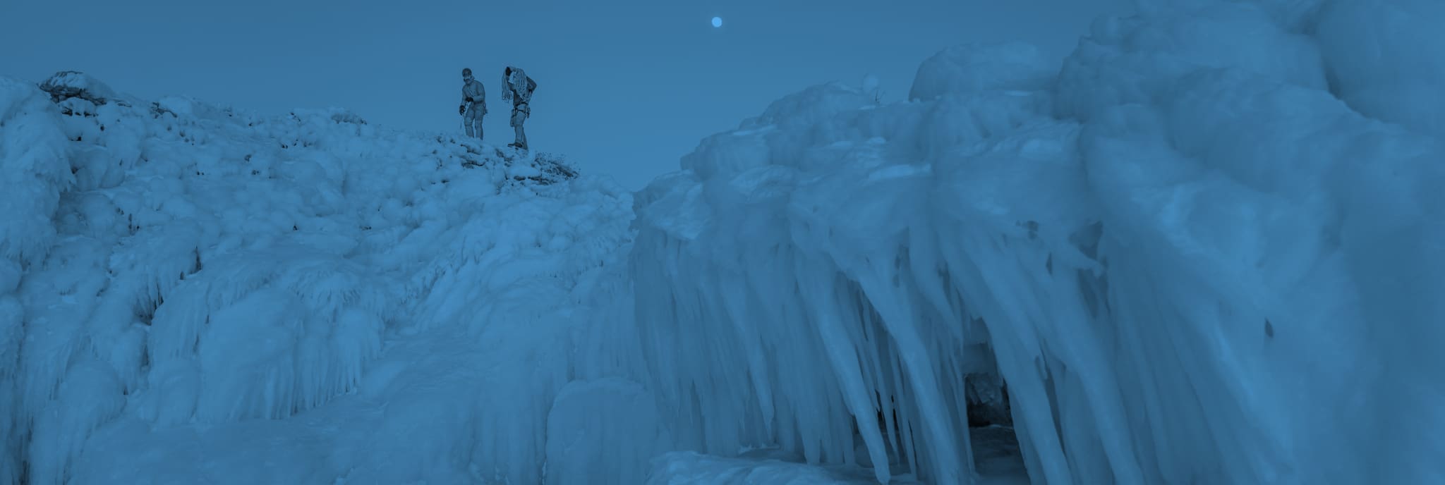 2 Leute beim Eisklettern