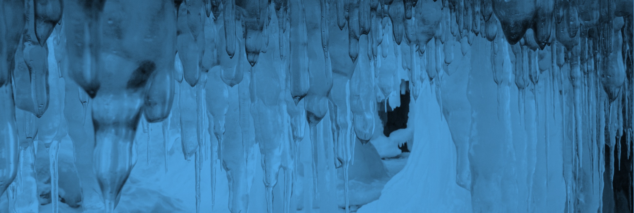 Höhle mit Eiszapfen