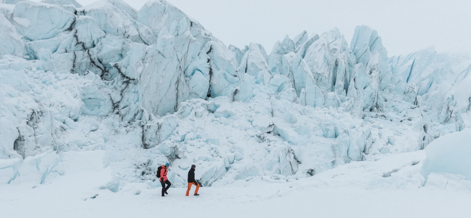 2 Leute in Gletscherlandschaft