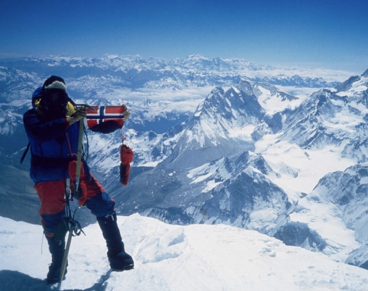 Kletterer mit Norwegenflagge auf Mount McKinley