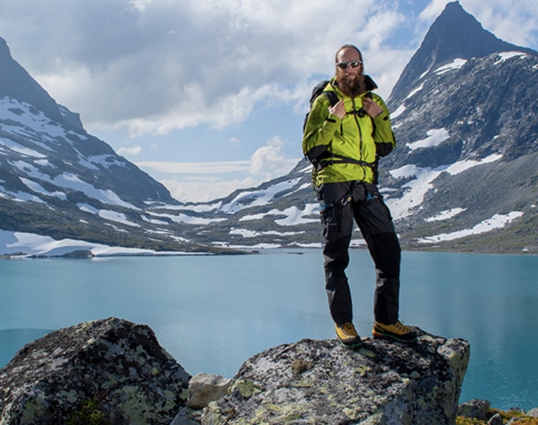 Wanderer auf einem Felsen
