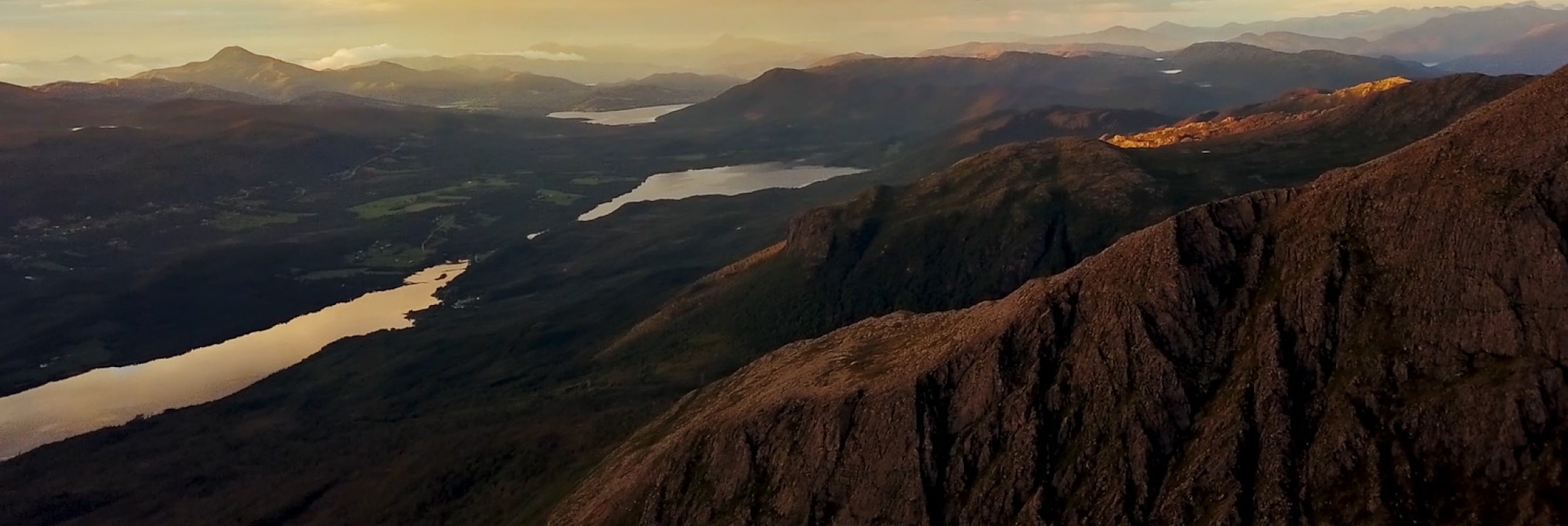 Berg- und Seenlandschaft im Dämmerlicht