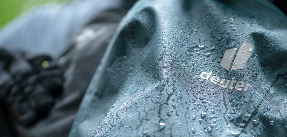 Bild deuter Rucksack mit Wassertropfen