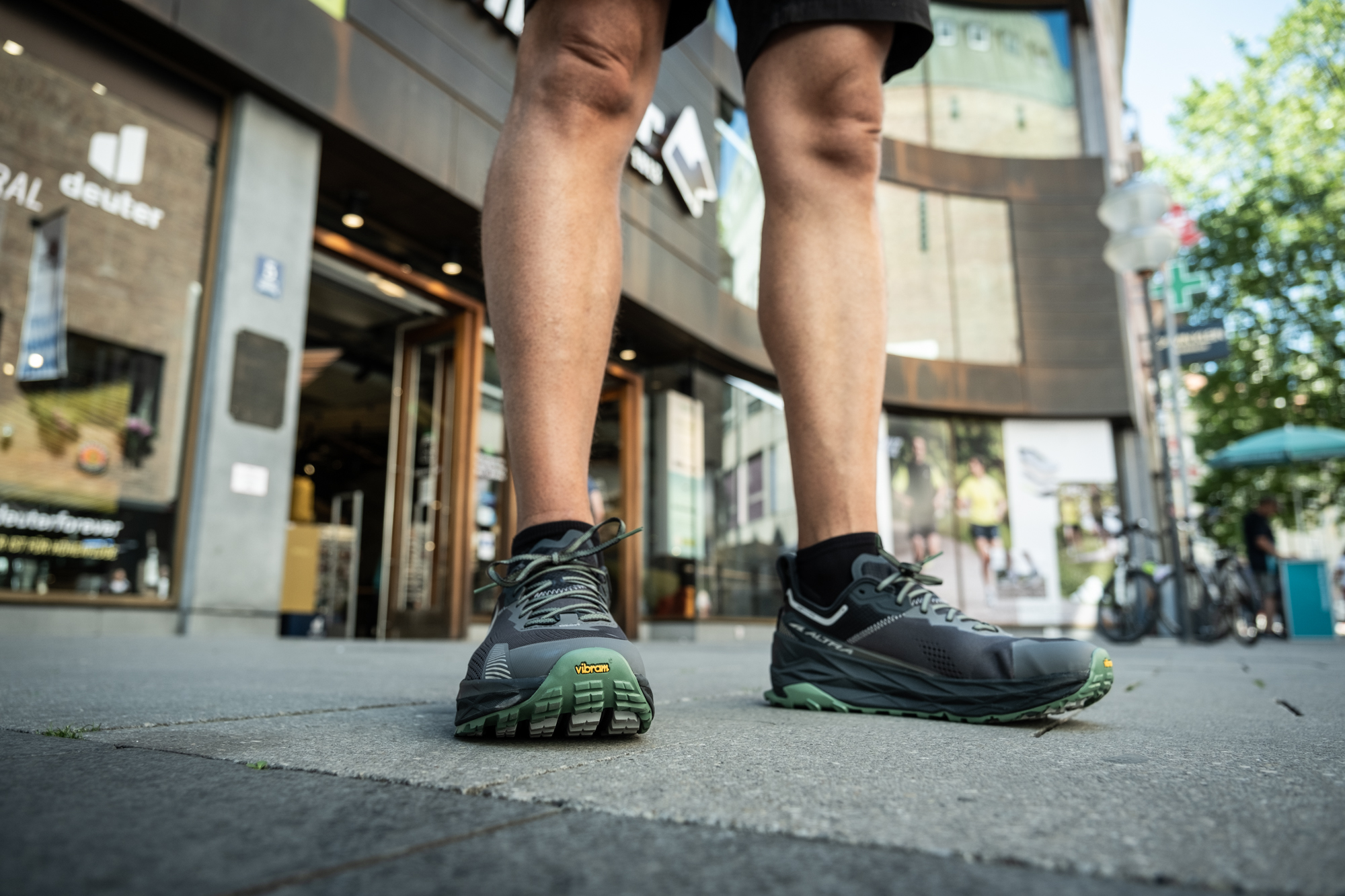 Bild Aufnahme der Beine eines Läufers in schwarzen Altra-Trailrunningschuhen.