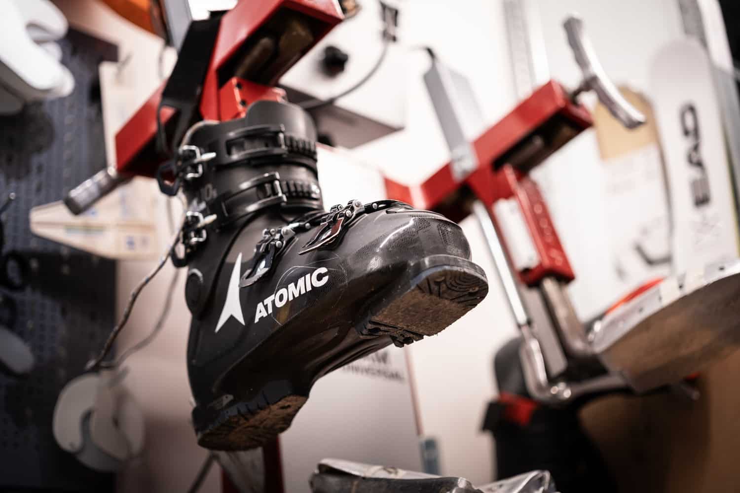 Weiten der Skischuhe in einem Spreizgerät