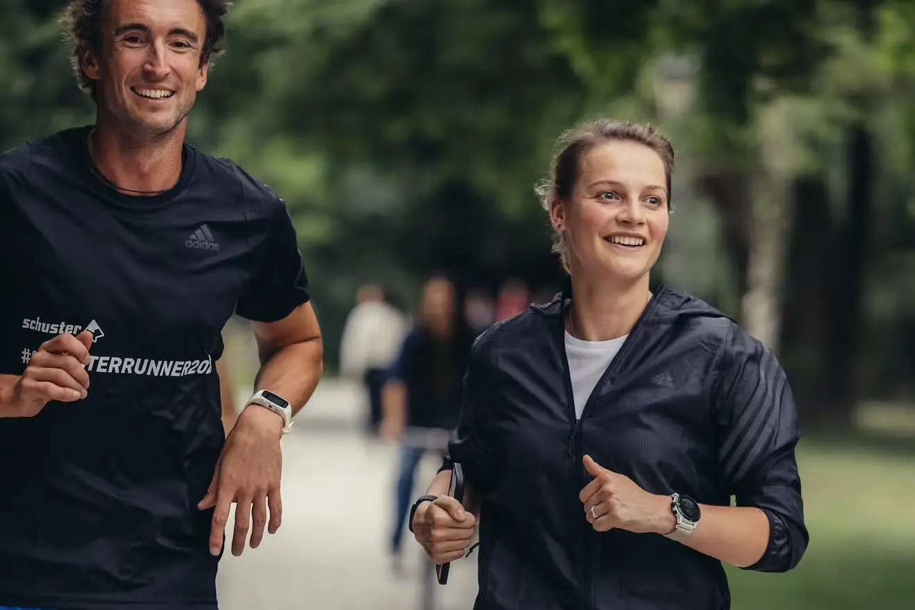 Bild Zwei Läufer, ein Mann und eine Frau, gutgelaunt beim Joggen.
