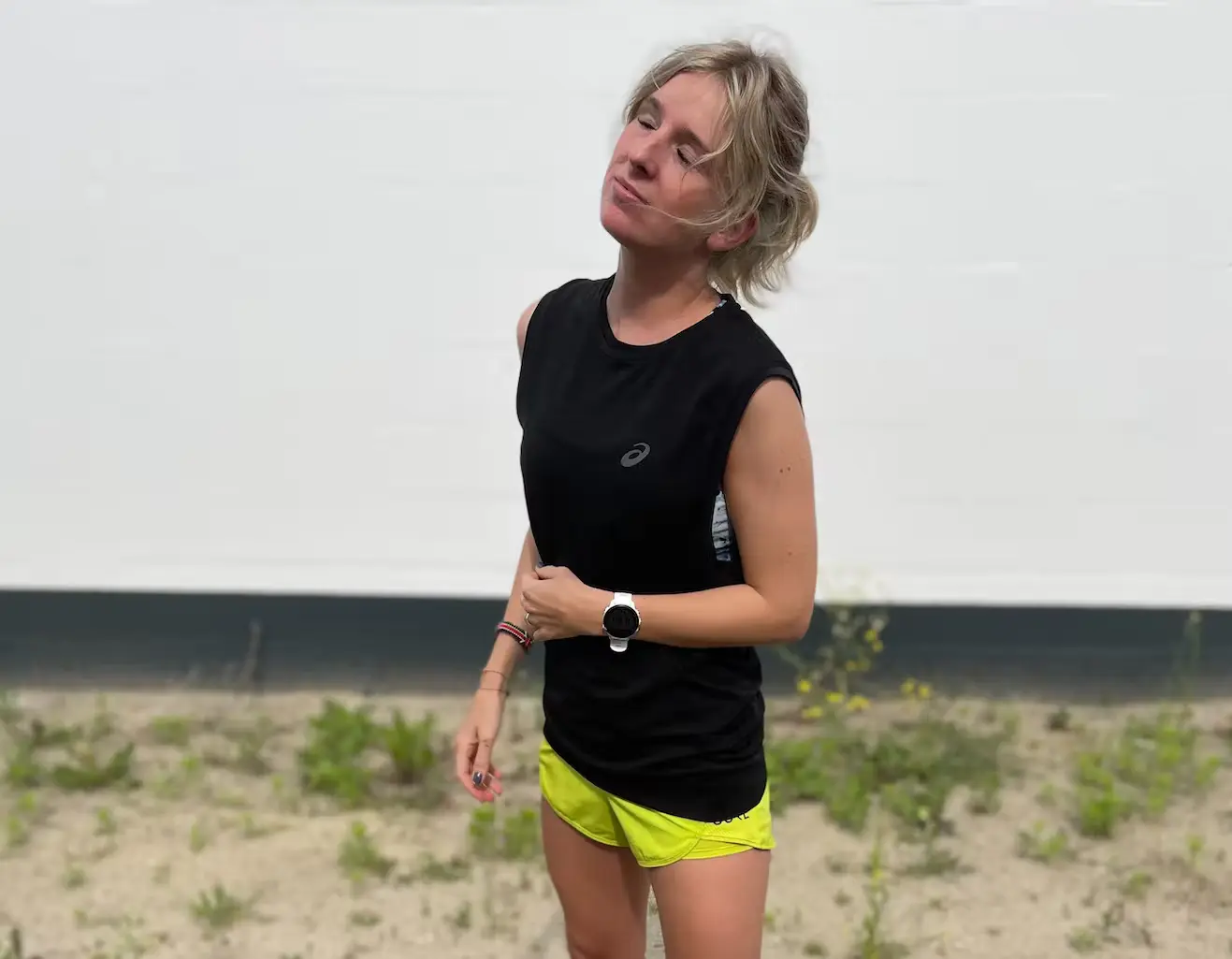 Bild Frau in Laufklamotten steht lustlos da