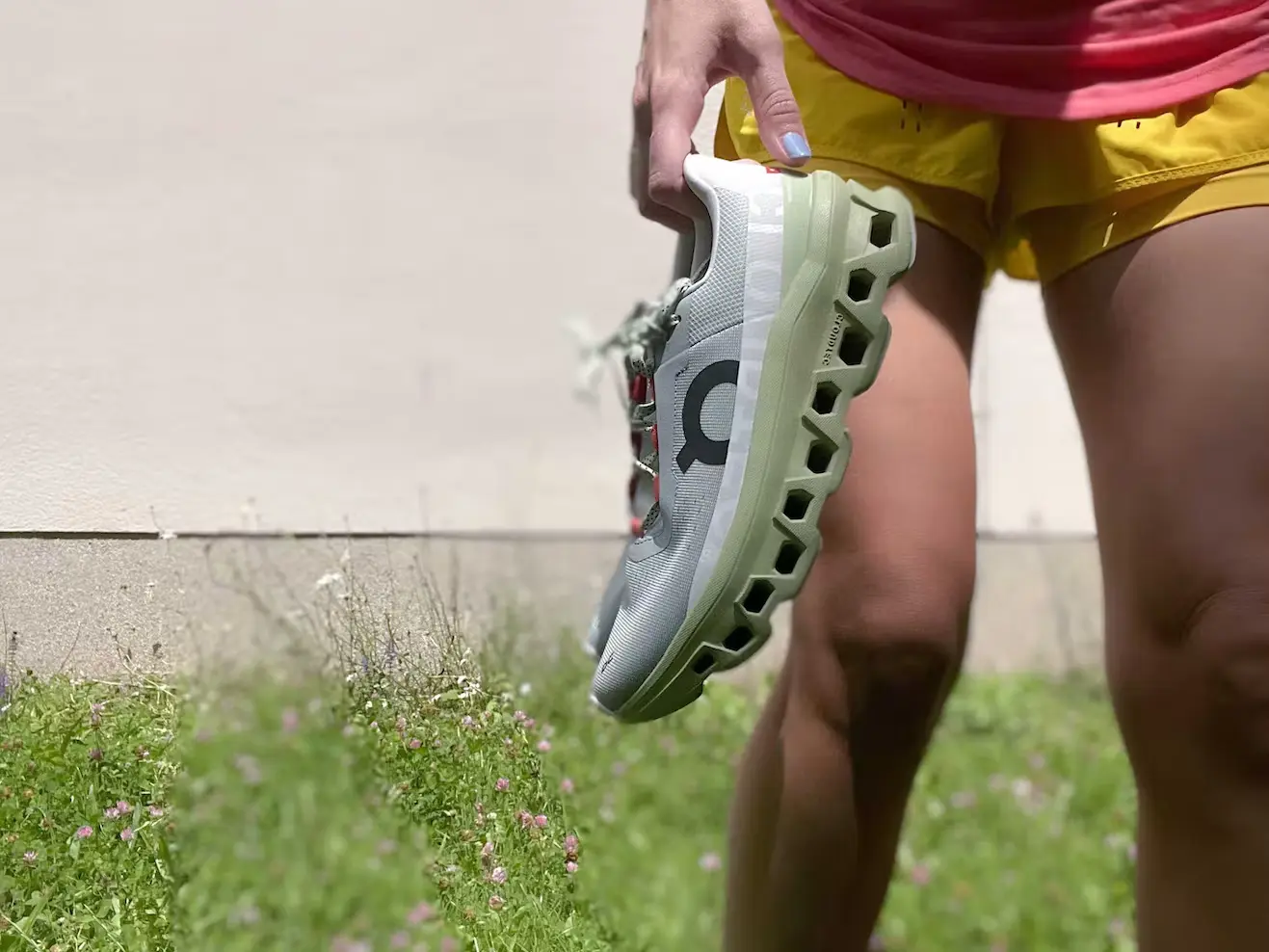Bild Ausschnitt einer Hand die ein Paar Laufschuhe davonträgt