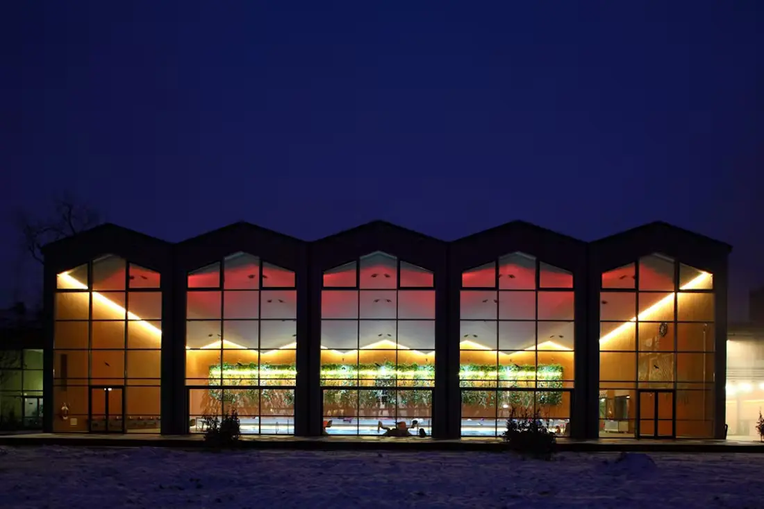 Bild Bunte Nachtaufnahme eines Bades von außen