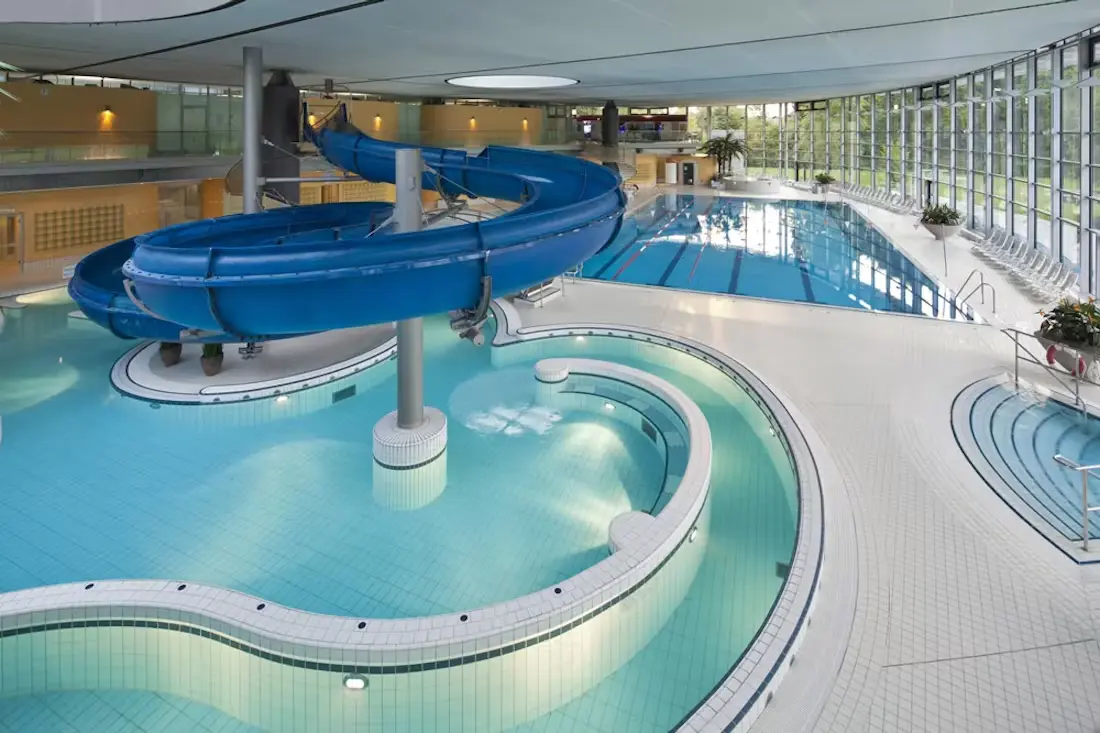 Bild Luftansicht eines Schwimmbades mit Wasserrutsche