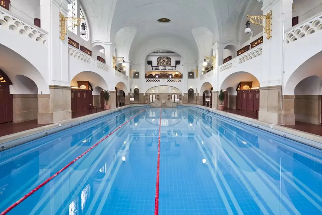 Bild Aufnahme des Müllerschen Volksbades mit seinem Jugendstil-Dekor.