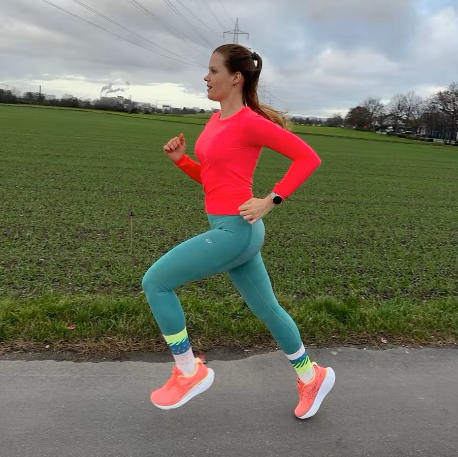 Bild Frau in Laufklamotten beim Joggen