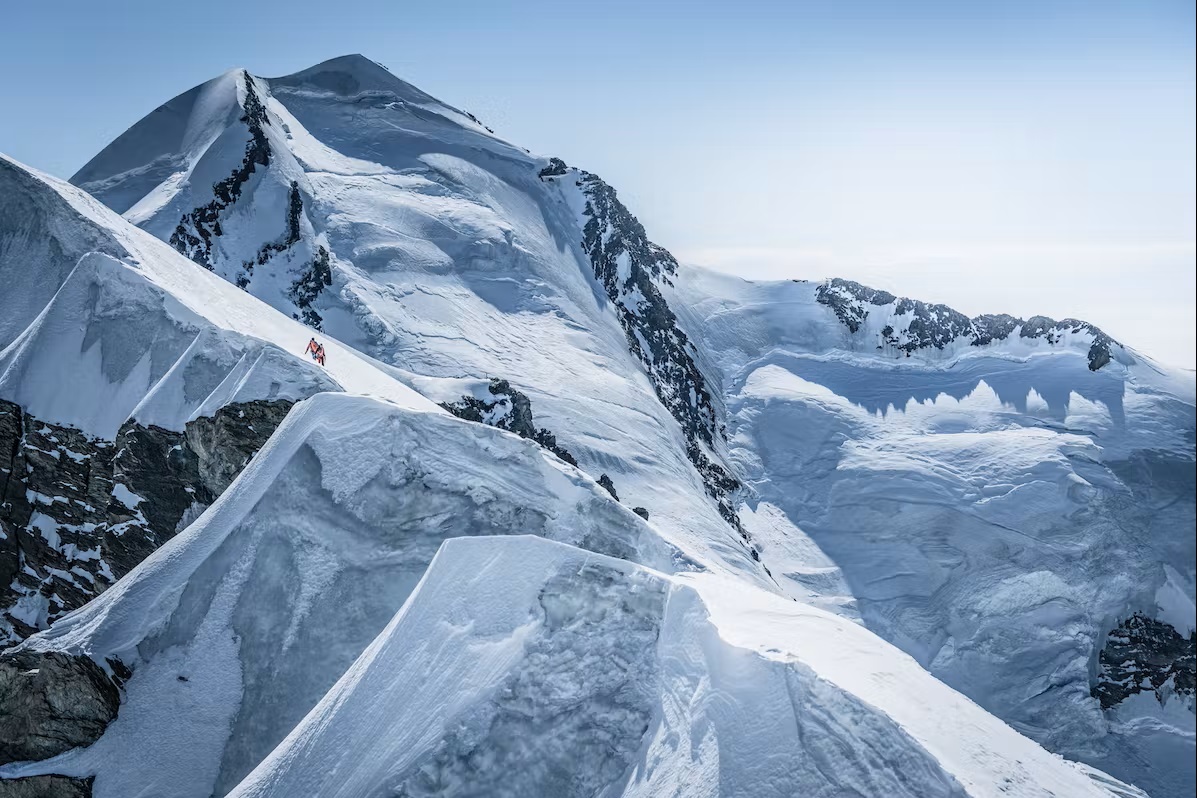Bild 2 Bergsportler beim Aufstieg am Gletscher 