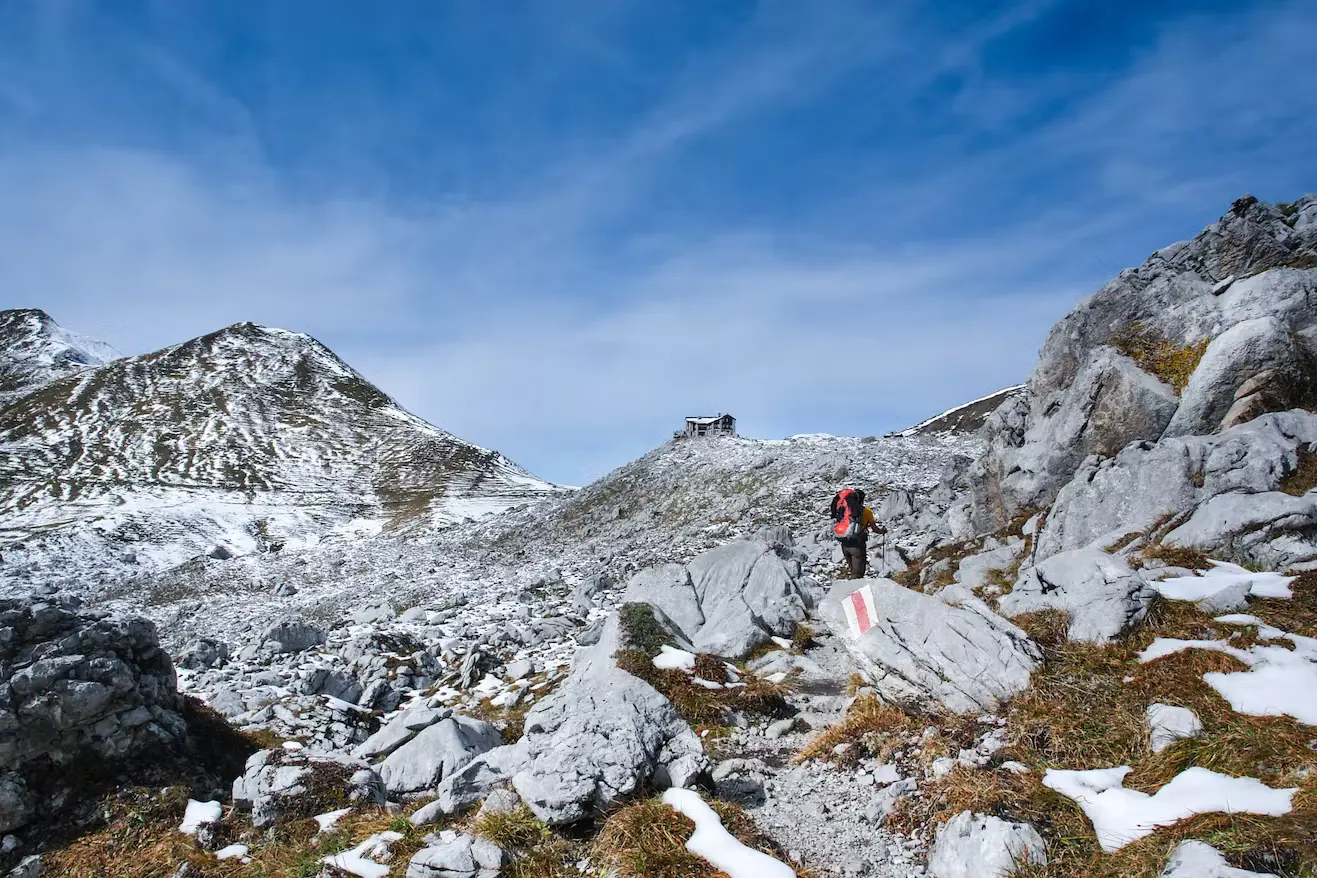 Hütte auf felsigem Bergsattel