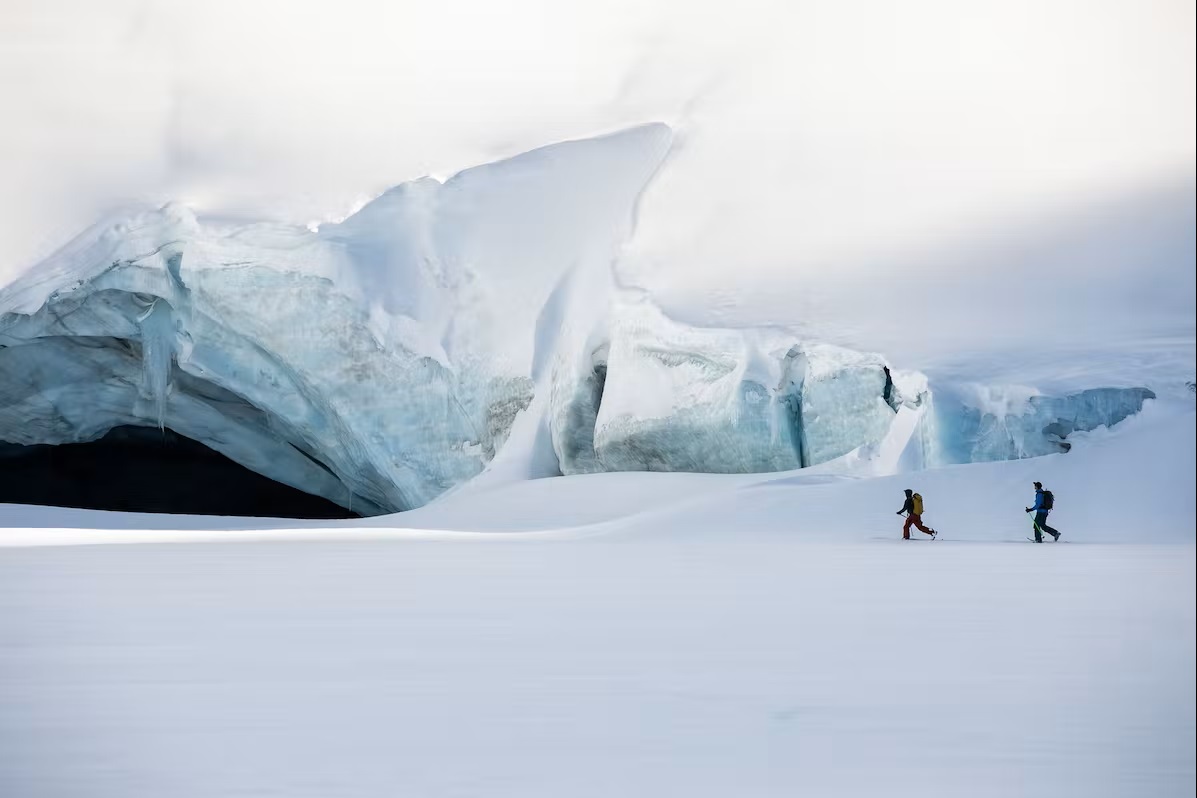 Bild 2 Skitourengeher am Gletscher