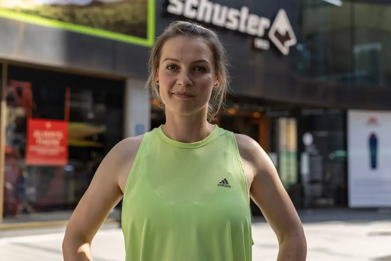 Bild Sandra Mastropietro vor dem Sporthaus Schuster