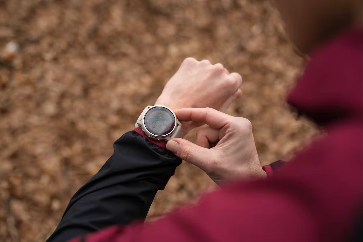 Bild Sportlerin benutzt die Sportuhr 