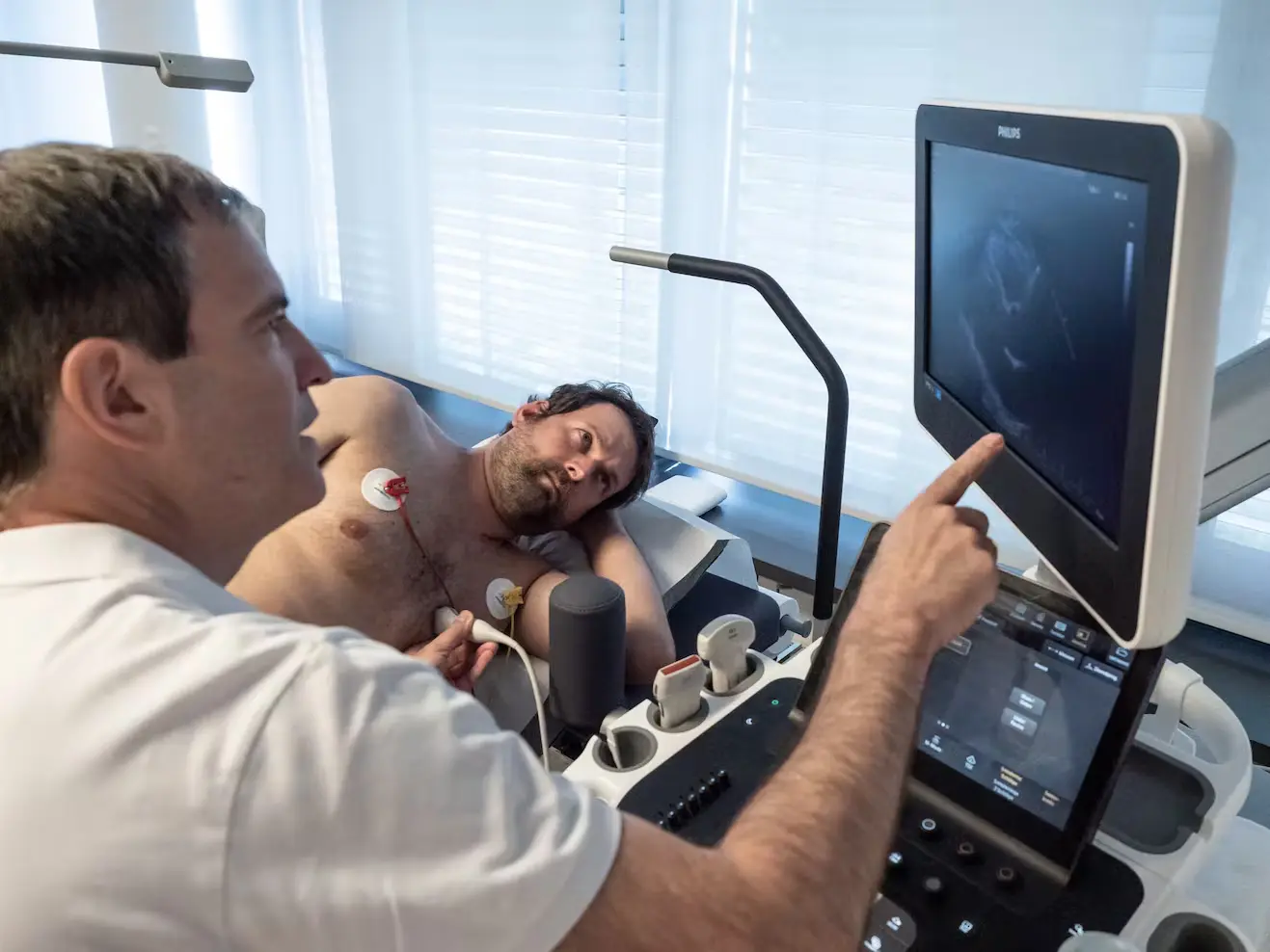 Mann auf Untersuchungsliege