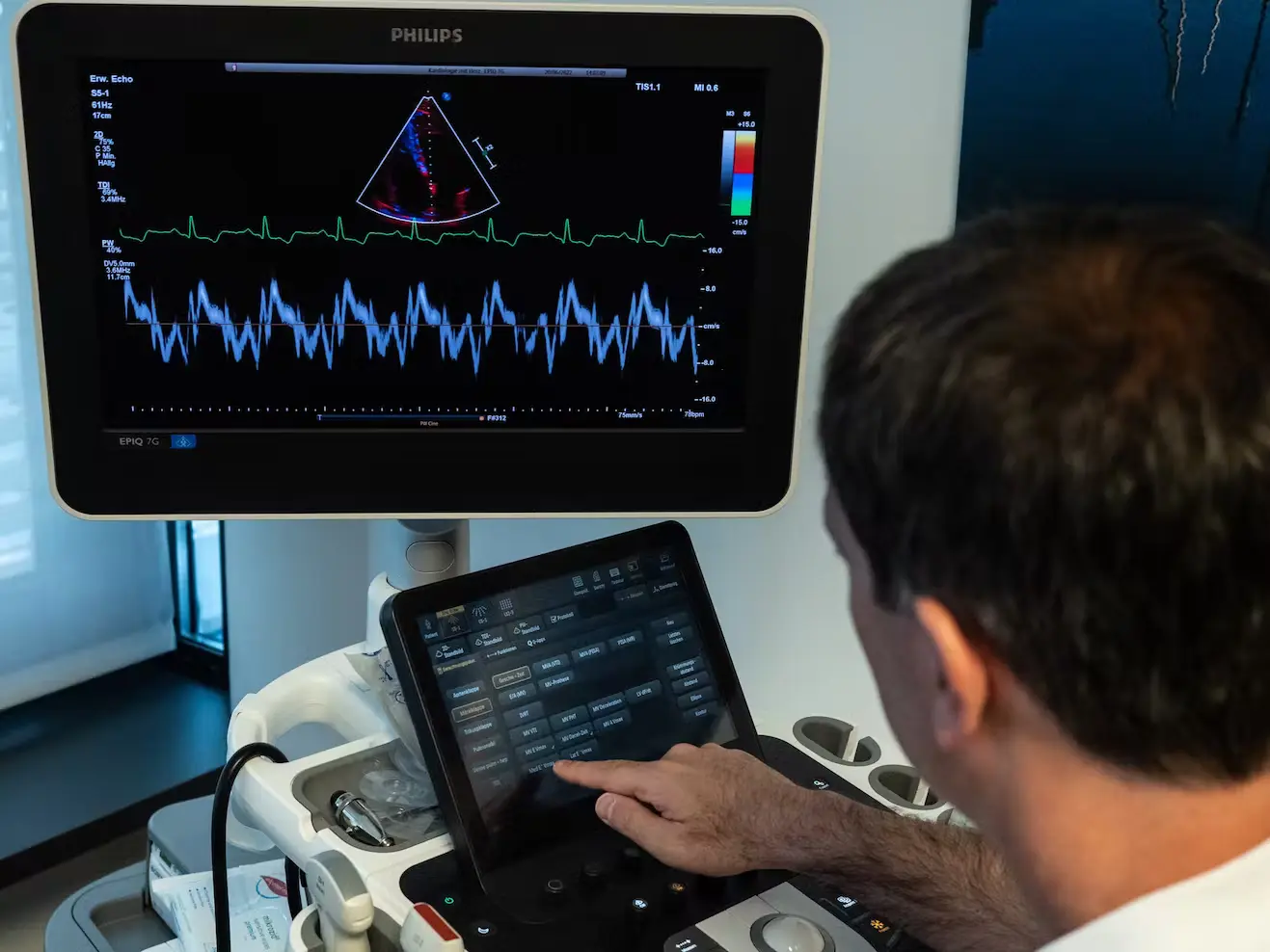 Kardiologe misst Herzfrequenz