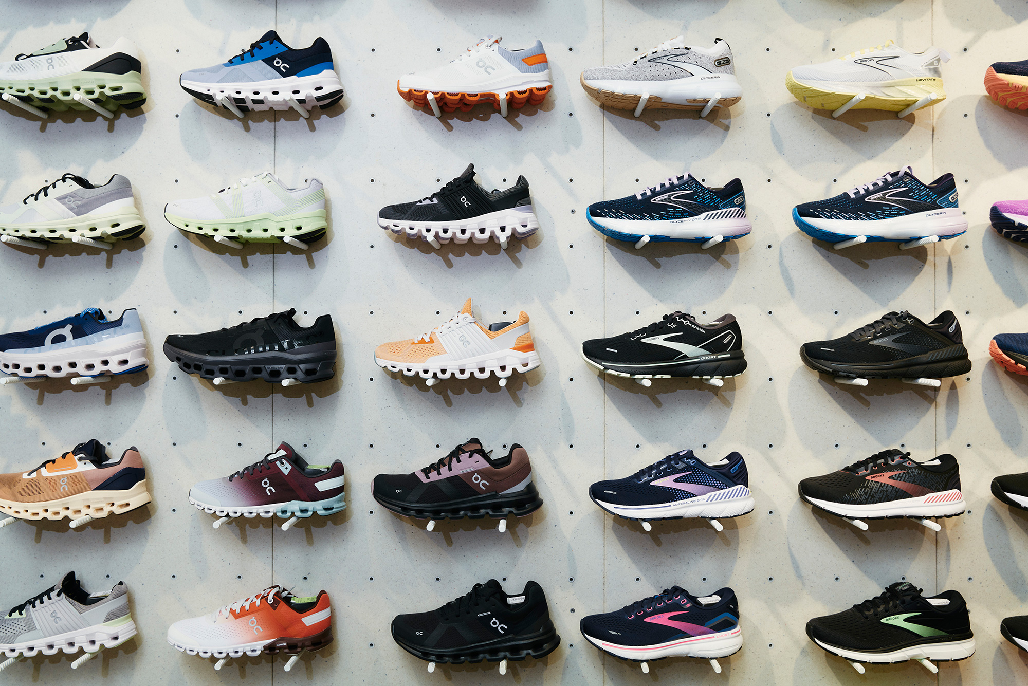 Bild Viele Schuhmodelle an einer Wand.