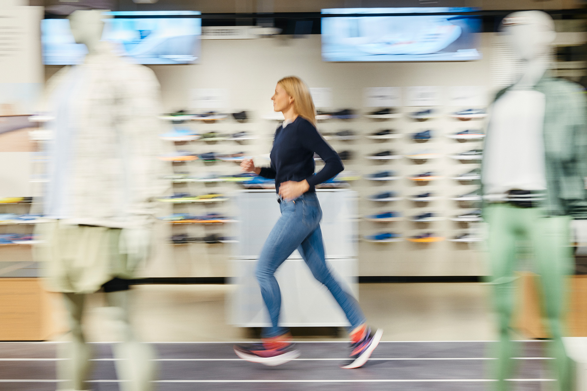 Bild Frau testet neue Laufschuhe auf der Verkaufsfläche