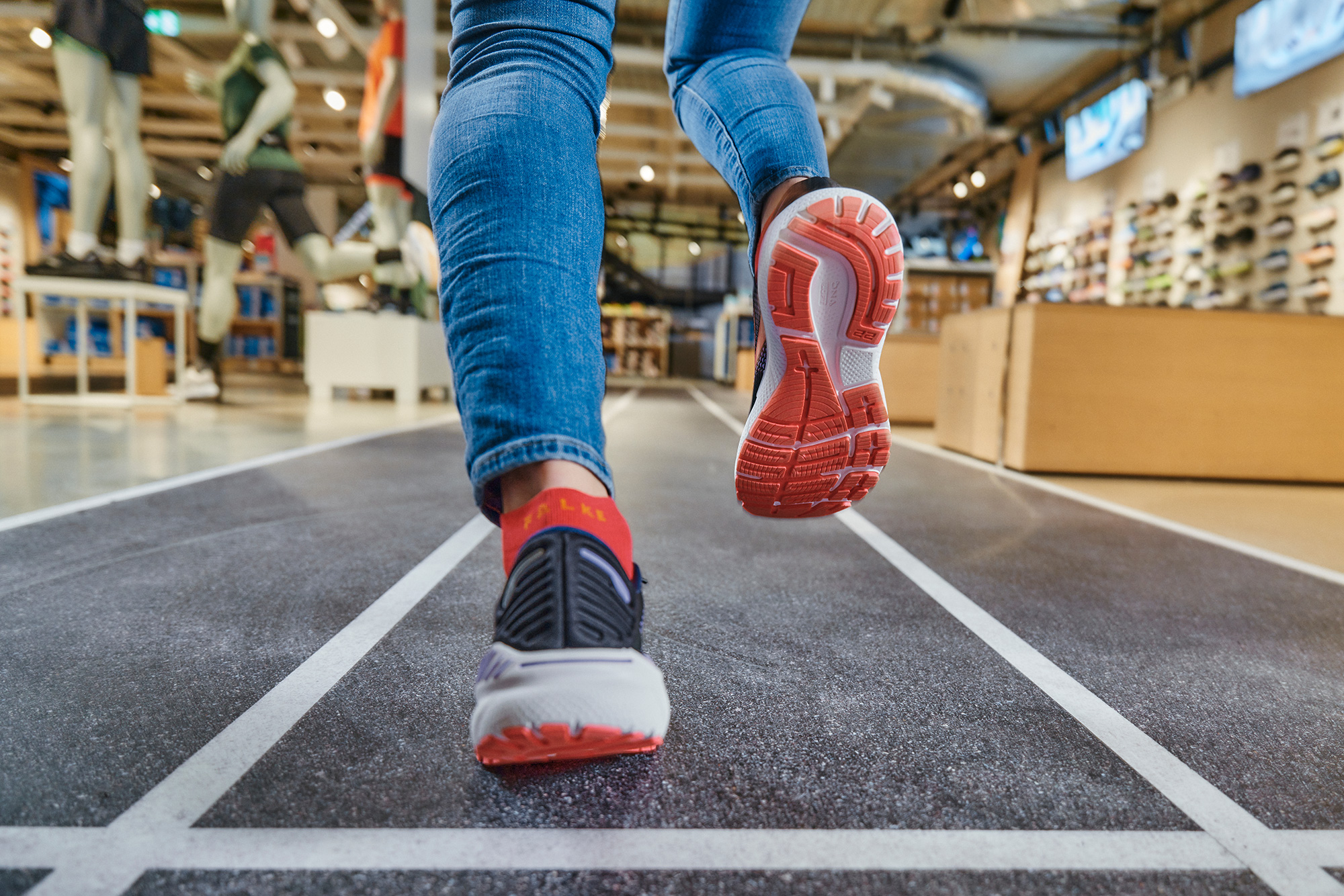 Bild Jemand läuft auf einer schwarzen Laufbahn im Geschäft Probe