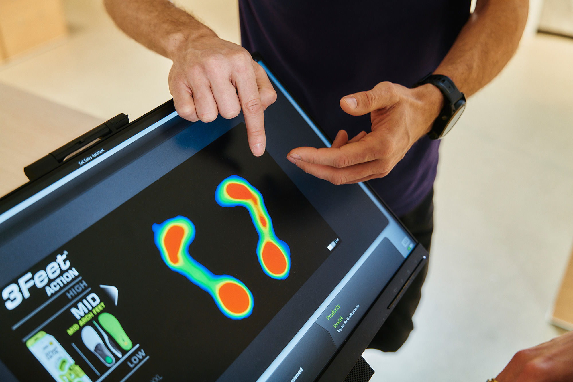 Bild Erklärung des Laufverhaltens an einem Bildschirm mit zwei bunten Fußflächen