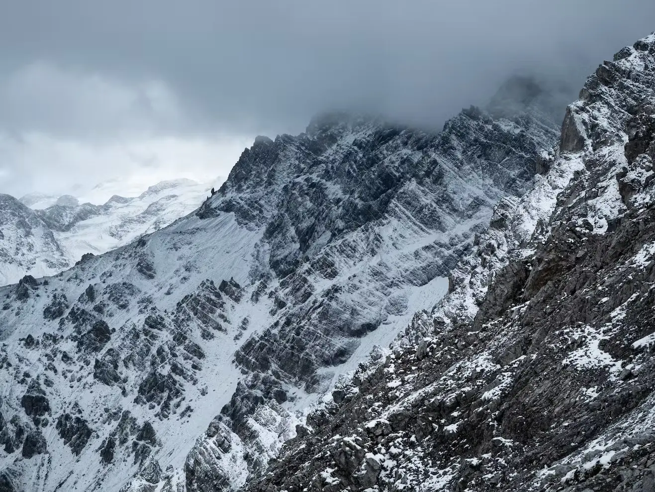Bild Aufnahme der wolkenverhangenen und eingeschneiten Ortler Nordwand