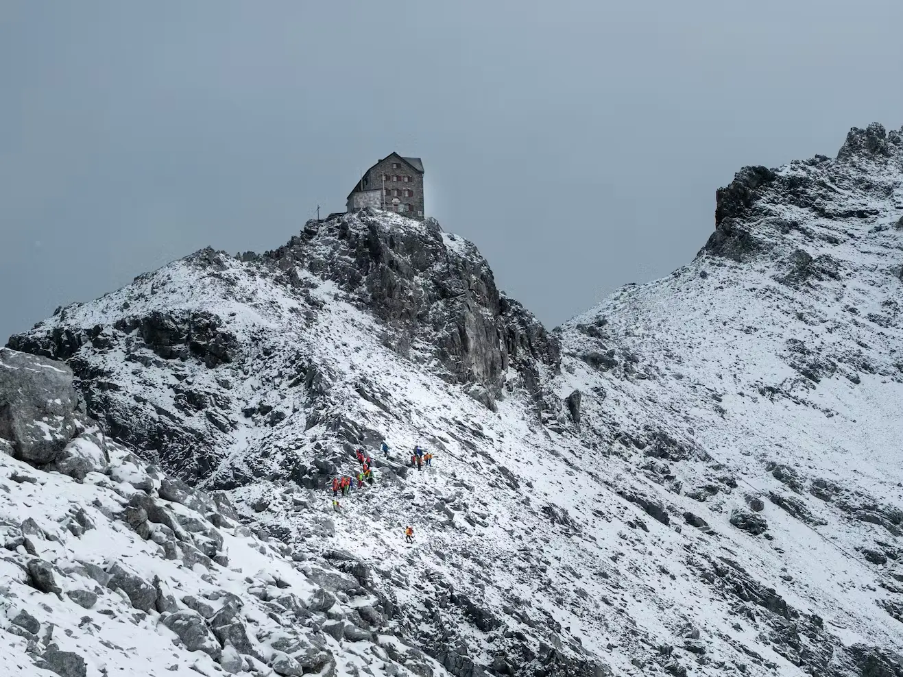 Bild Die Payerhütte am Ortler hoch oben auf dem Grat.