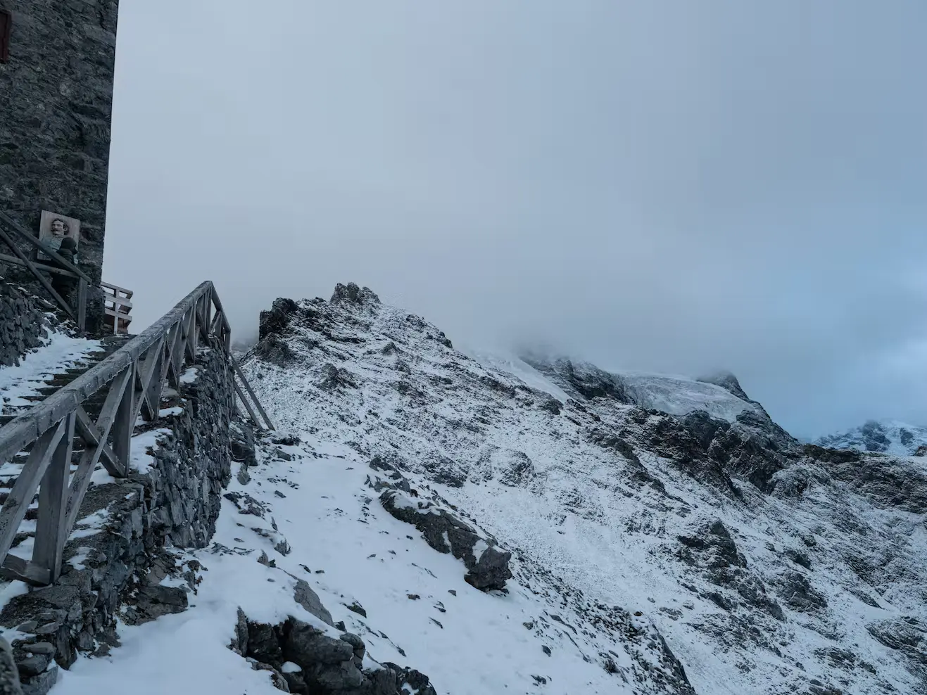 Bild Blick zum verschneiten und vereisten Aufstiegsweg von der Payerhütte zum Ortler.