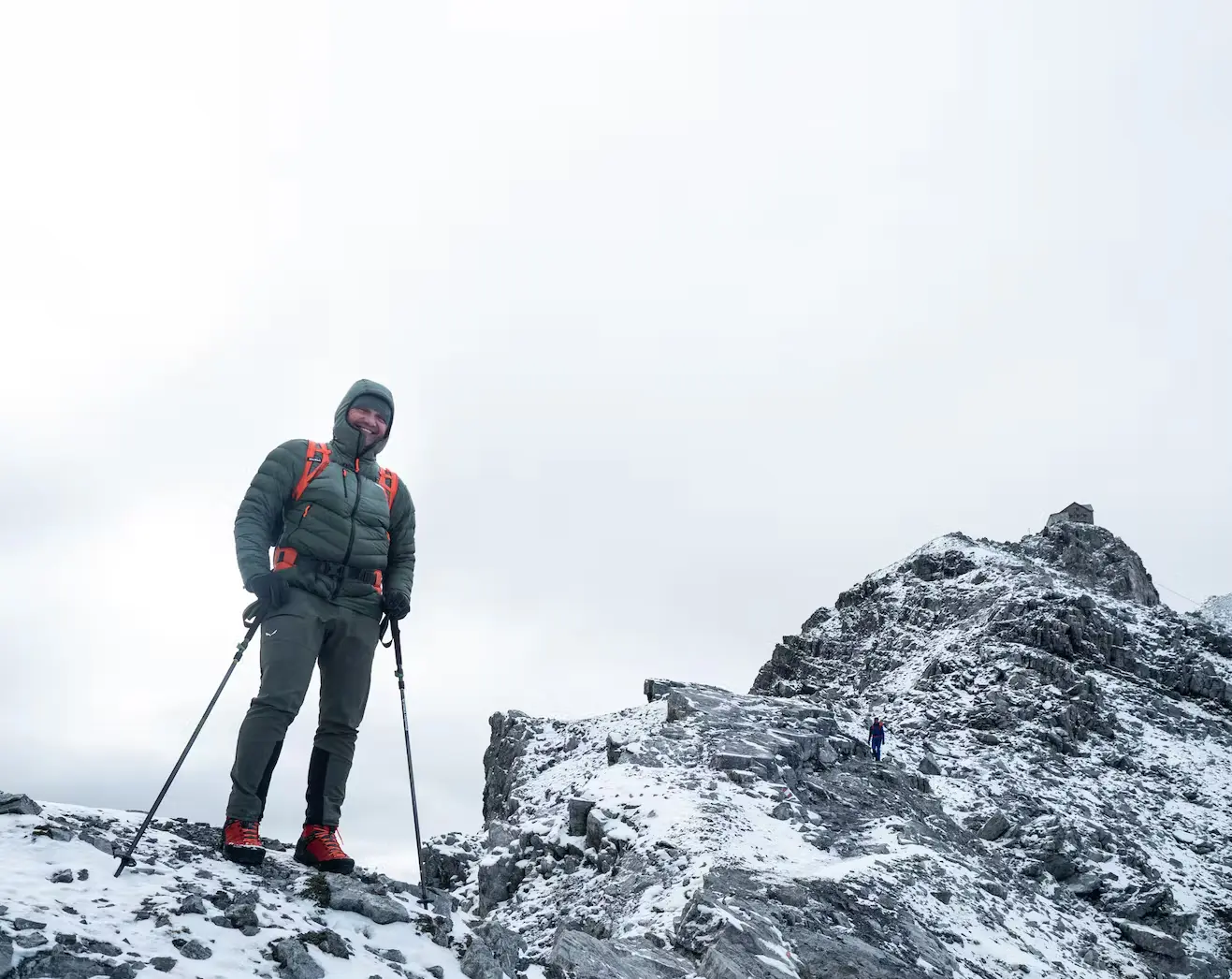 Bild Ein Bergsteiger am verschneiten Grat vor der Payerhütte