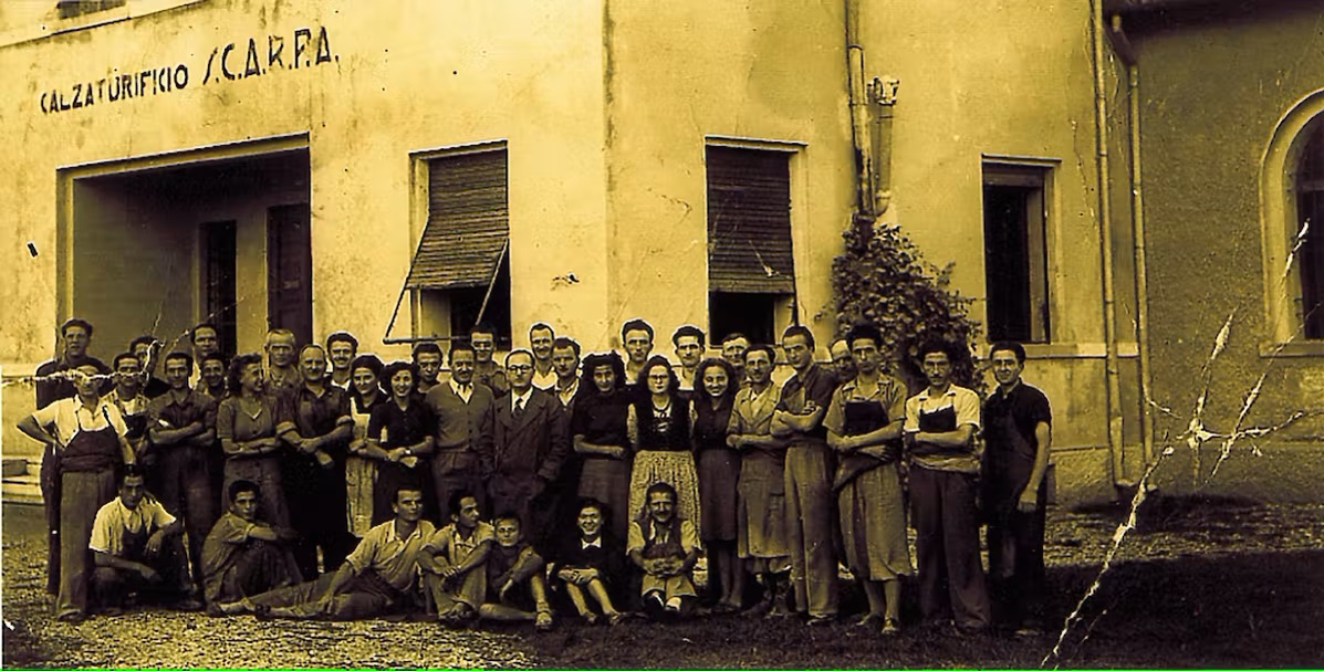 Bild Nostalgisches Bild von den Scarpa Mitarbeitern vor der Fabrik 