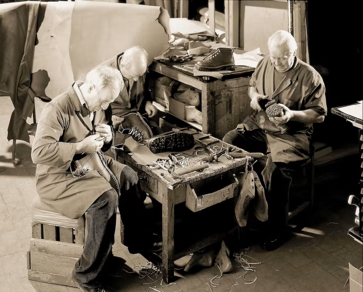 Bild Nostalgisches Bild von den Scarpa Mitarbeitern, die an den Bergschuhen arbeiten