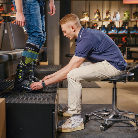 Skischuhe werden angepasst