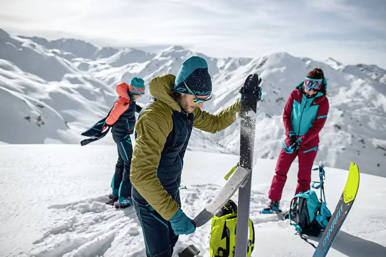 Bild 3 Skitourengeher bereiten sich im Gelände auf die Abfahrt vor